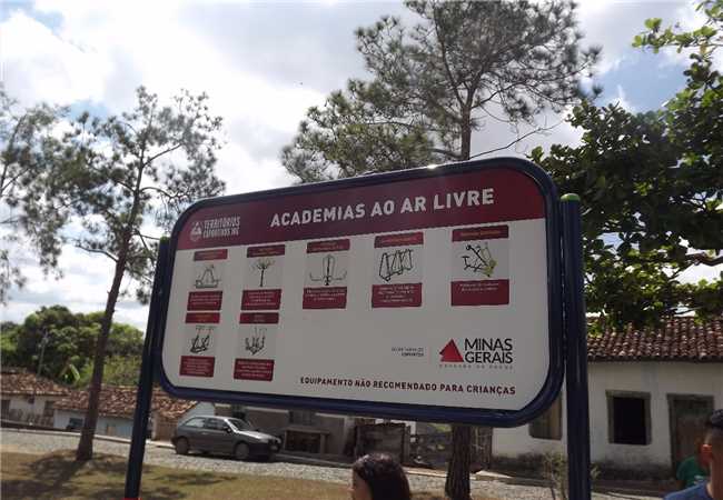 Prefeitura inaugura academia ao ar livre no distrito de Carlos Alves 011